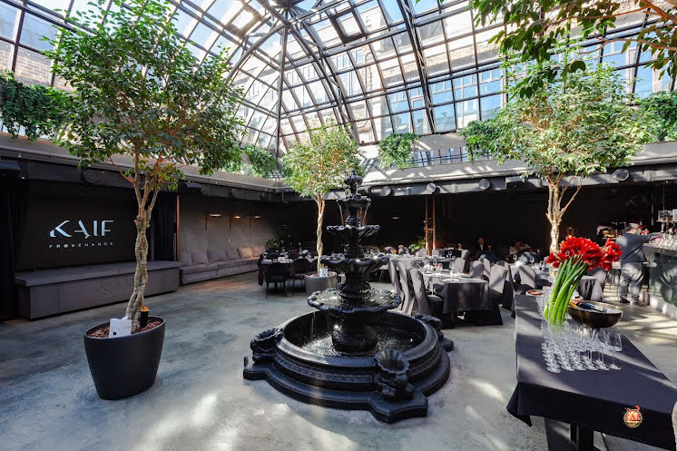 Зал ресторана  в «Kaif Provenance» фотография №2