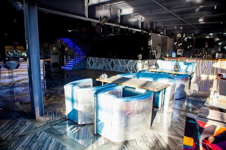Основной зал в «ИКRA. Restoclub & karaoke» фотография №5