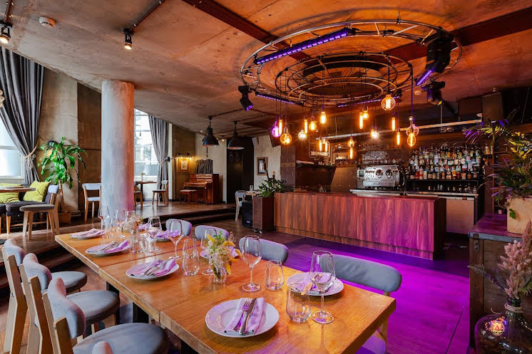 Зал на 1 этаже в «Food Embassy» фотография №6