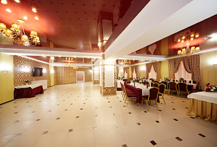 Рубиновый зал в Сапфировый зал