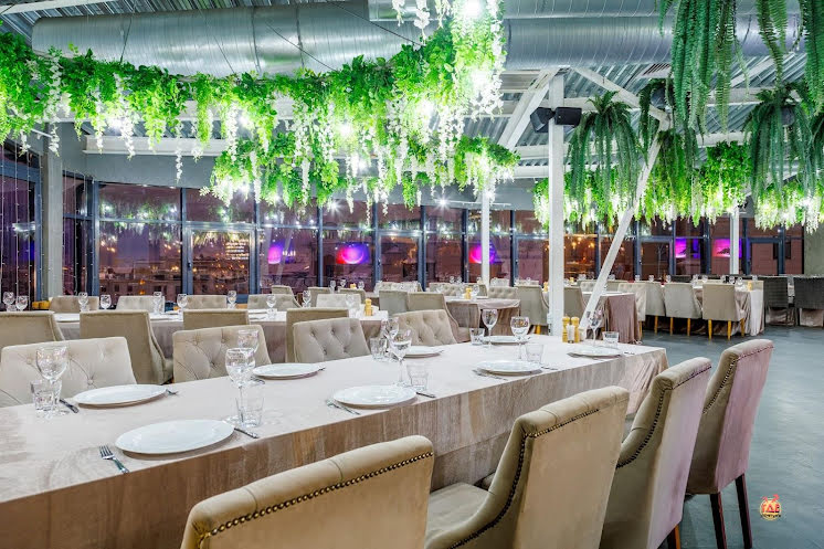 Основной зал в «SKY8 Terrace&Grill» фотография №16