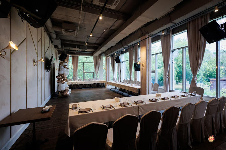 Большой караоке зал в «Сытый лось на Большой Семёновской» фотография №11