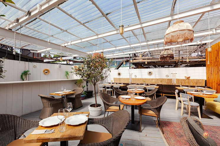 Большая летняя веранда в «Food Embassy» фотография №9