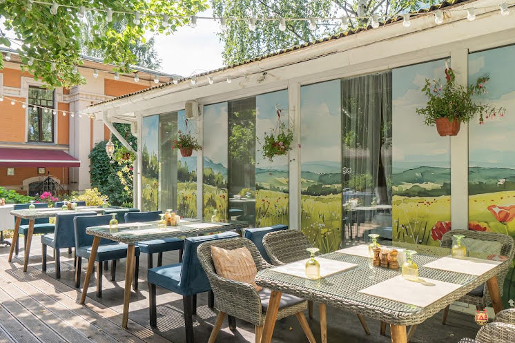 Крытая галерея и цветущий сад в «Поляна» фотография №7