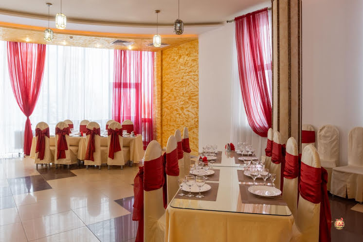 Зал «Бордовый» в «У Озера ​на Героев Космоса» фотография №8