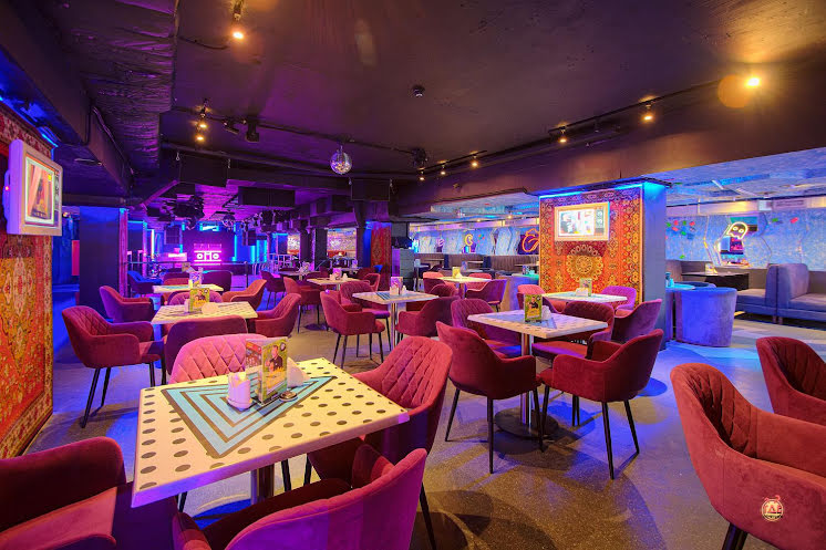 Основной зал  в «Руки ВВерх! Бар на Московском» фотография №10