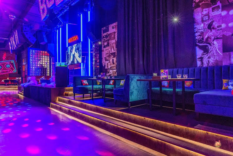 Зал ресторана  в «Руки ВВерх! Бар Автозаводская» фотография №12