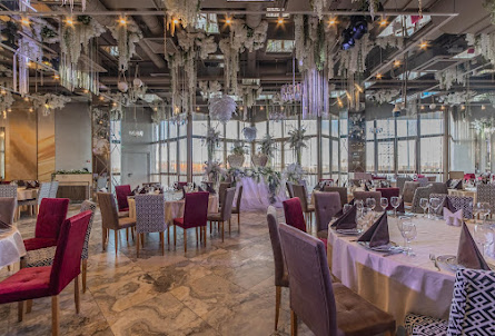 Торжественный зал  в Верхний зал 