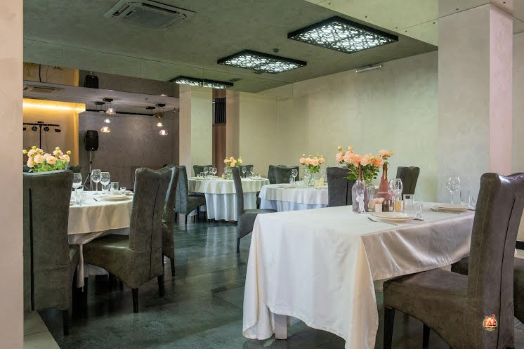 Основной зал в «Курица или Рыба» фотография №8