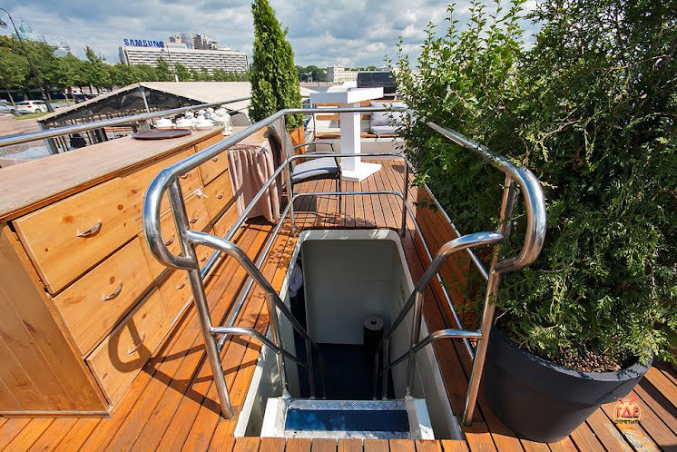 Открытая верхняя палуба  в «Ресторан-теплоход "Volga-Volga"» фотография №17