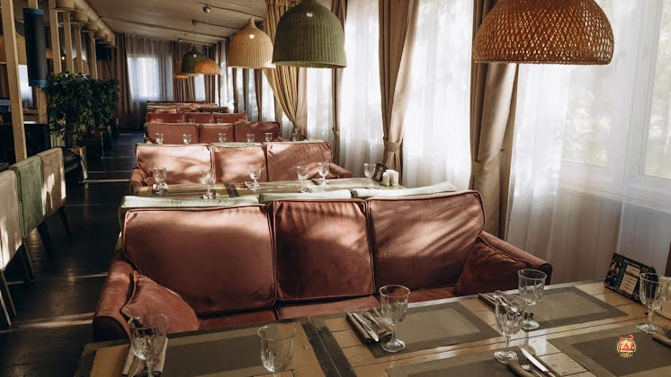 Основной зал в «Сытый лось на Люблинской» фотография №3