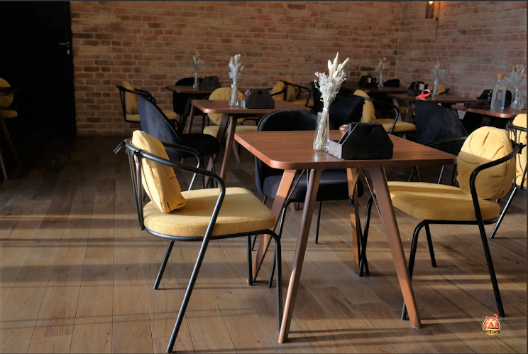 Основной зал в «Moriarty Bar & Kitchen» фотография №4