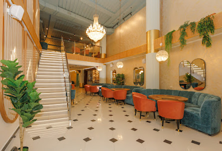 Зал на первом этаже  в Балкон 