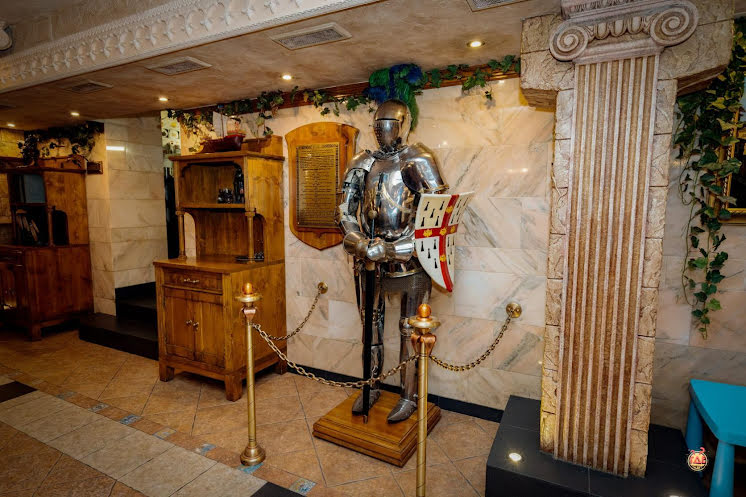 Зал ресторана  в «Готика на Ангарской» фотография №14