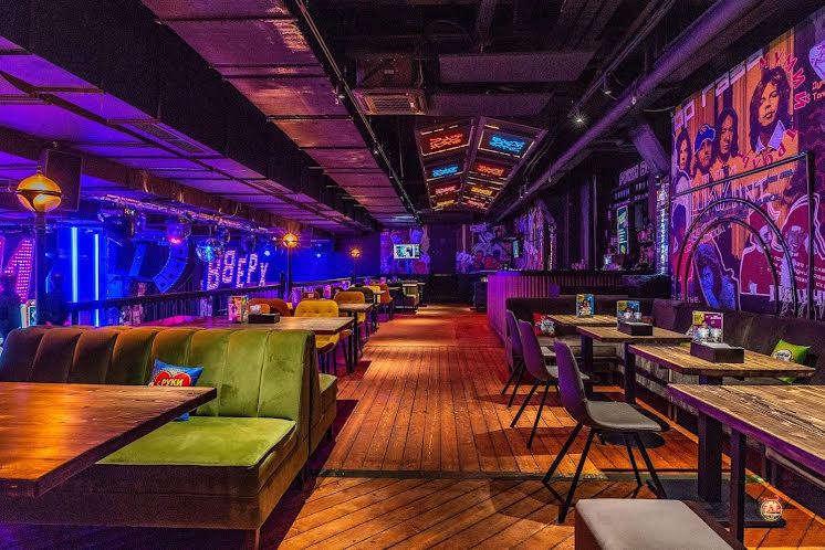 Зал ресторана  в «Руки ВВерх! Бар Автозаводская» фотография №2