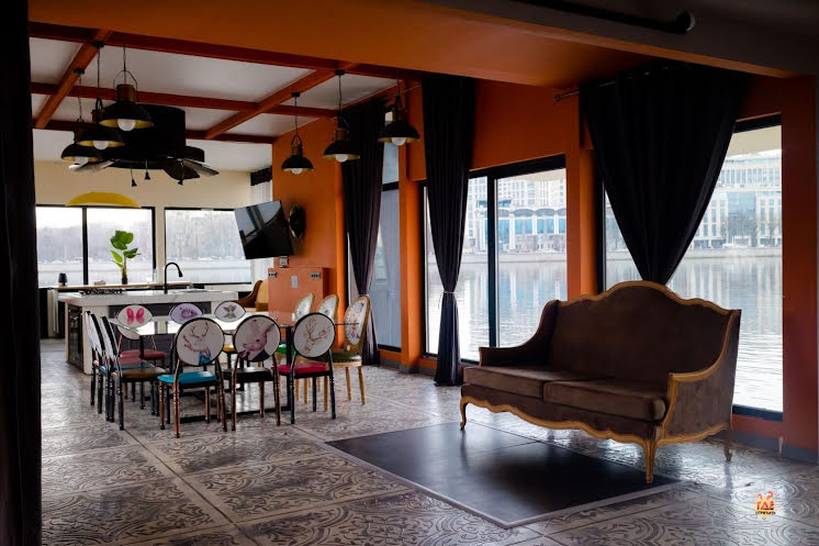 Основной зал в «White Mare на Петроградской» фотография №5