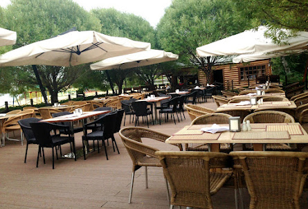 Кафе на берегу озера и пляжный бар  в Домик охотника