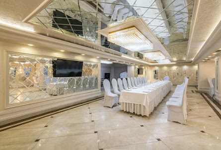 Большой банкетный зал  в Малый банкетный зал 