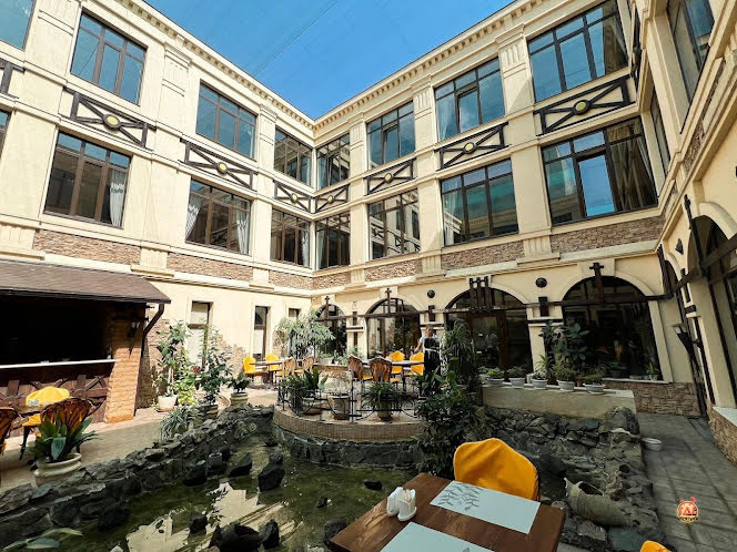 Летний дворик в «Парк-Отель Троя» фотография №1