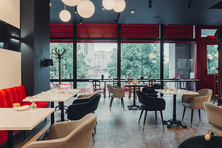 Основной зал в «Bistrot LeMoujik на Морской» фотография №6