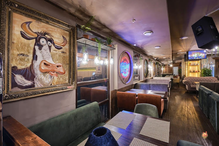 Основной зал в «Корова на бочке на 70 лет Октября» фотография №4