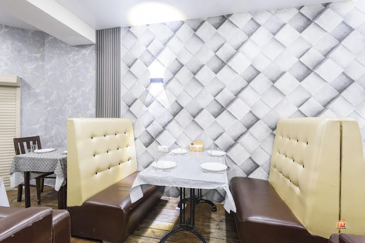 Основной зал в «Три тополя» фотография №8