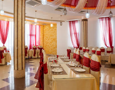  ресторан У Озера ​на Героев Космоса