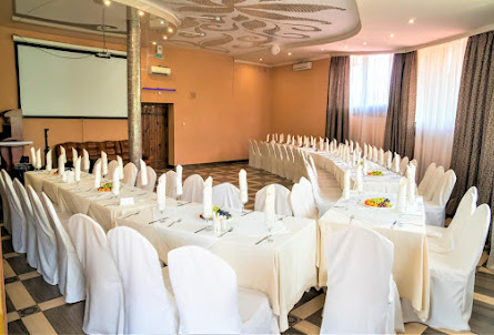 Зал на 120 человек в Зал на 60 человек