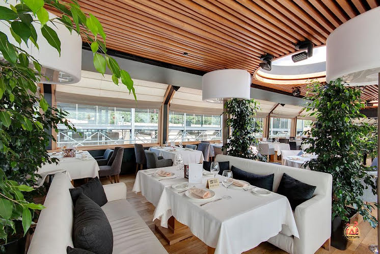 Застекленная палуба  в «Ресторан-теплоход "Volga-Volga"» фотография №11