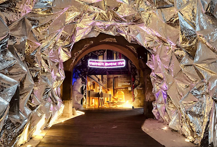 Локация "Двор"  в Локация "Особняк" 