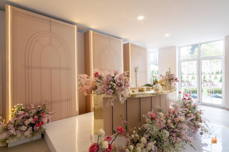 Малый зал с панорамными окнами с видом на сад в «Villa Barvikha 135» фотография №7