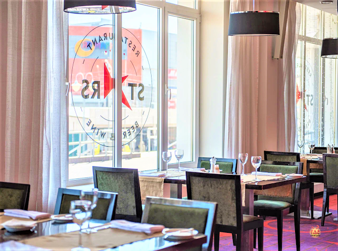 Банкетный зал ресторана  в «Ресторан «Cosmos Astrakhan Hotel» в Астрахани» фотография №11