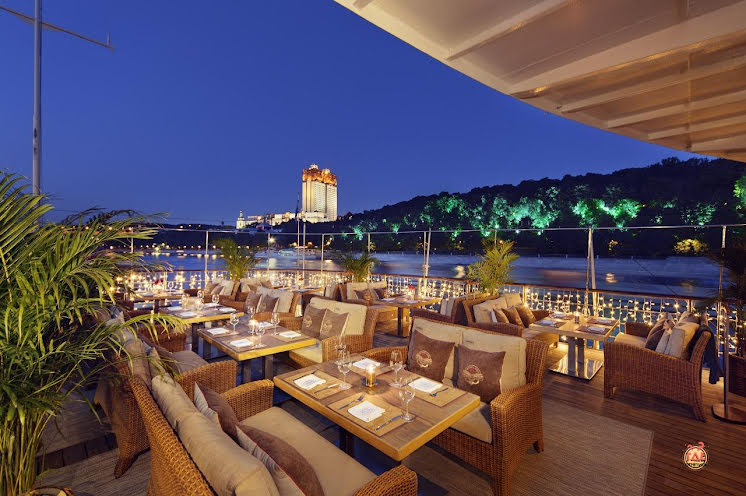 Летняя веранда «Ласточка» в «Yacht Event» фотография №3