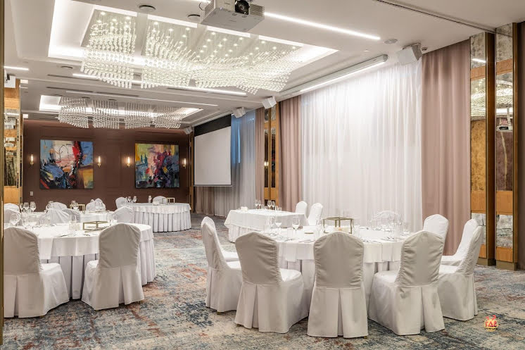 Банкетный зал Conrad Waldorf Astoria в «DoubleTree by Hilton Novosibirsk» фотография №6