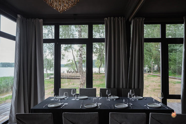 Панорамный зал с террасой на воде в «Берег Желаний» фотография №5