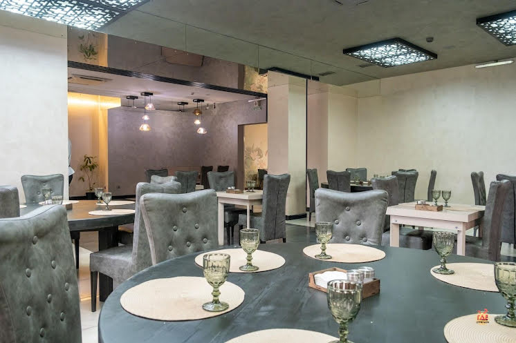 Основной зал в «Курица или Рыба» фотография №17