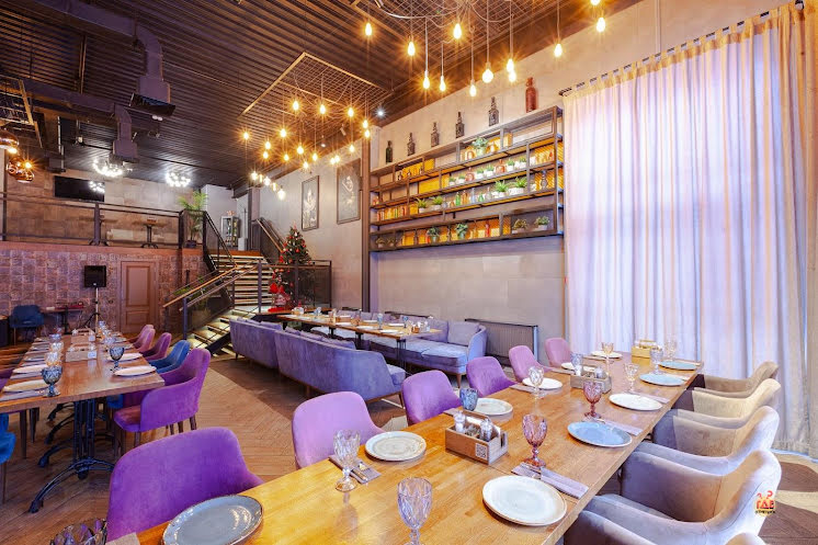 Основной зал в «Вино и Хинкали» фотография №3