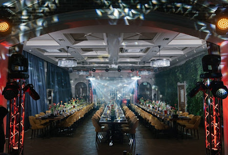 Основной зал в Каминный зал