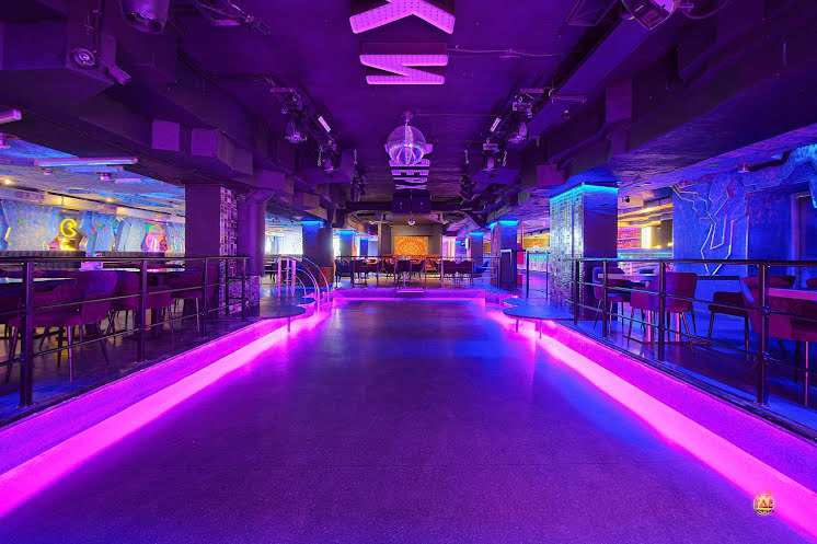 Основной зал  в «Руки ВВерх! Бар на Московском» фотография №6