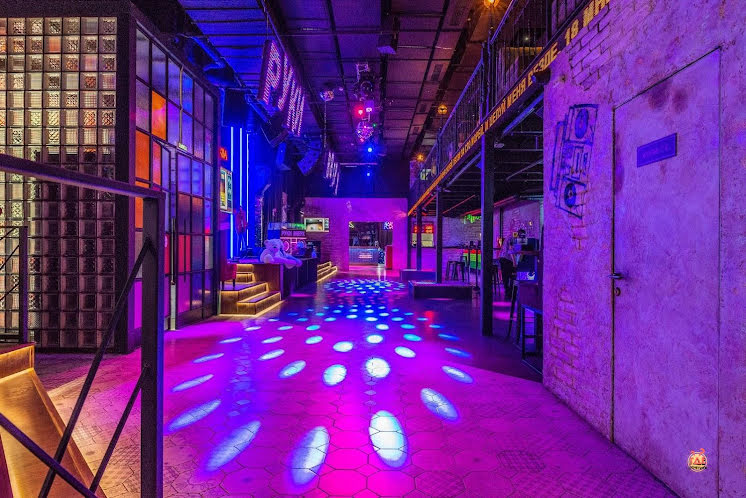 Зал ресторана  в «Руки ВВерх! Бар Автозаводская» фотография №8