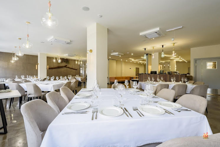 Основной зал  в «Divine на Карла Маркса» фотография №11