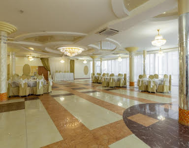  ресторан У Озера ​на Героев Космоса