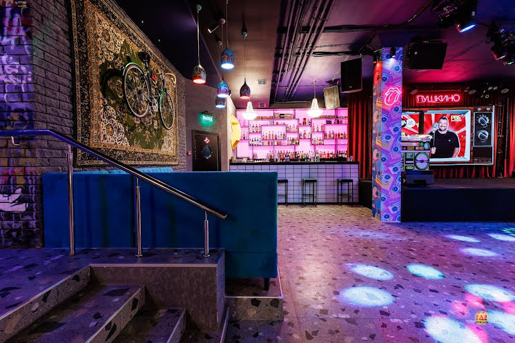 Основной зал в «Руки ВВерх! Бар Пушкино» фотография №3