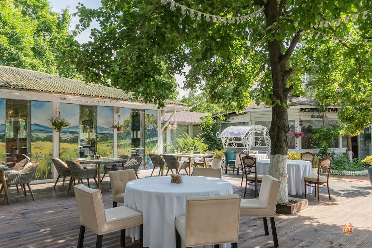 Крытая галерея и цветущий сад в «Поляна» фотография №15