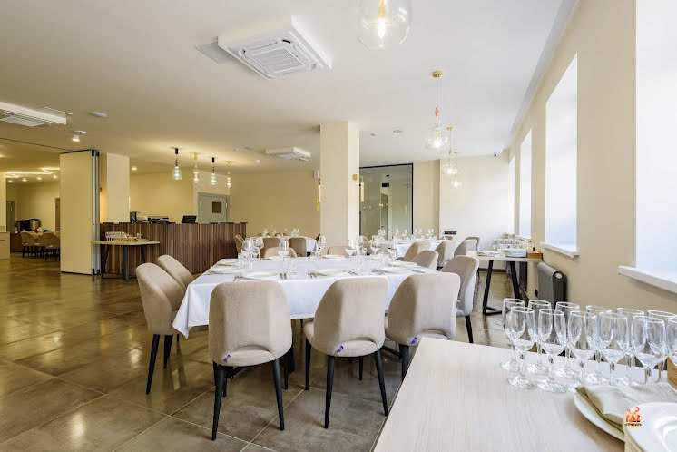 Основной зал  в «Divine на Карла Маркса» фотография №4