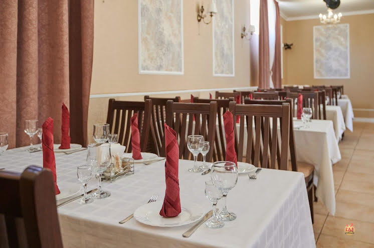 Основной зал  в «Лео» фотография №3