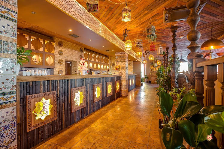 Основной зал ресторана  в «Чайхана Инжир на Каланчевской» фотография №13