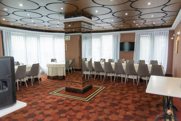 Основной зал в «Бристоль» фотография №5