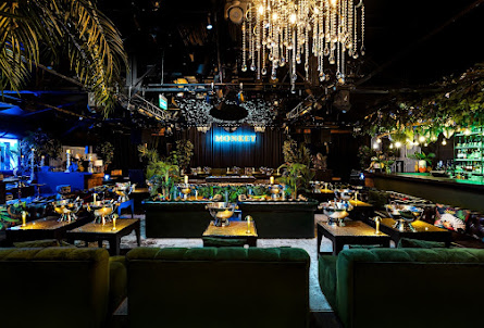 Monkey Lounge & Bar в 2 этаж, вип зона №1