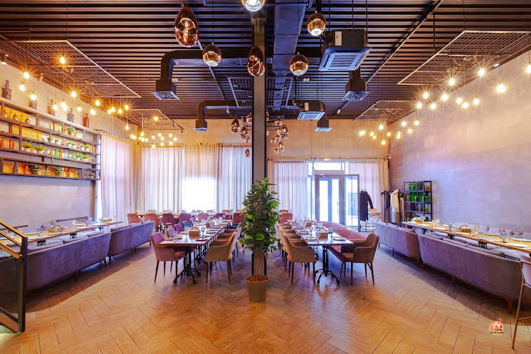 Основной зал в «Вино и Хинкали» фотография №2